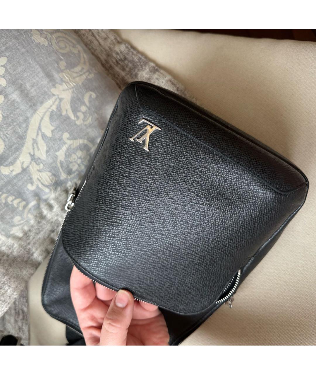 LOUIS VUITTON Черная кожаная сумка на плечо, фото 8