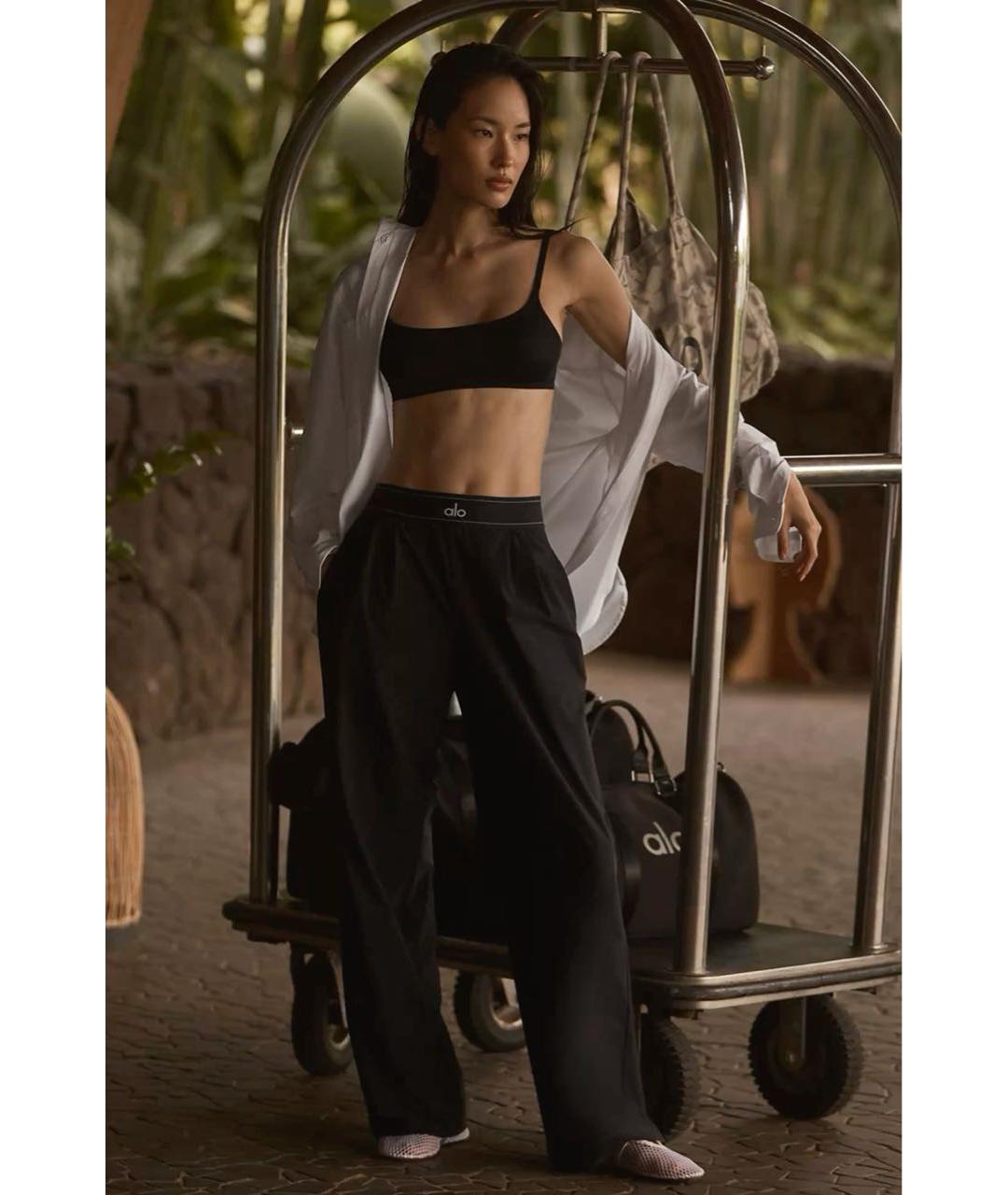 ALO YOGA Черные полиэстеровые спортивные брюки и шорты, фото 7