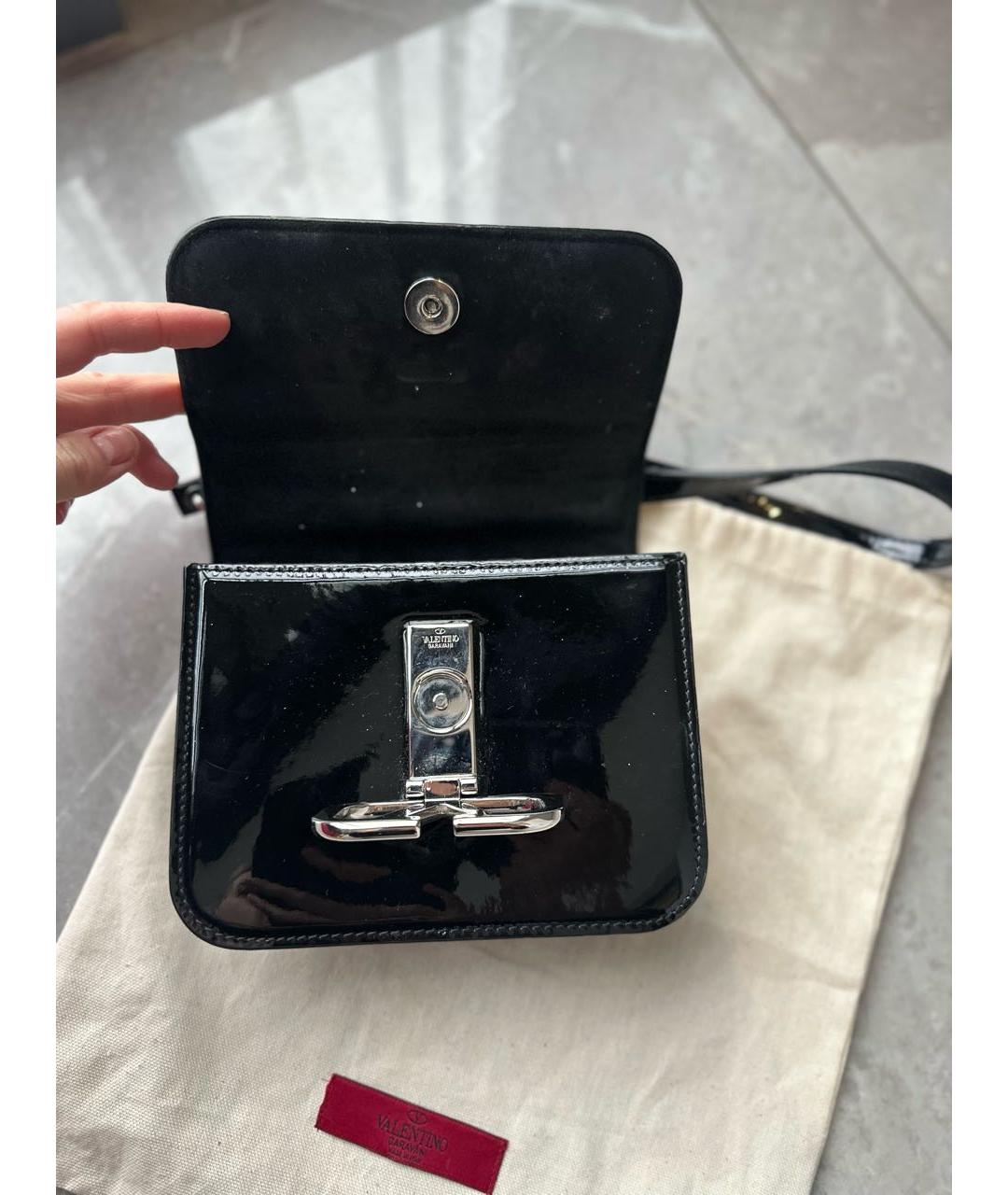 VALENTINO Черная сумка через плечо из лакированной кожи, фото 3