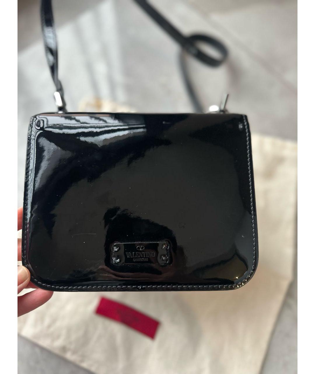 VALENTINO Черная сумка через плечо из лакированной кожи, фото 4