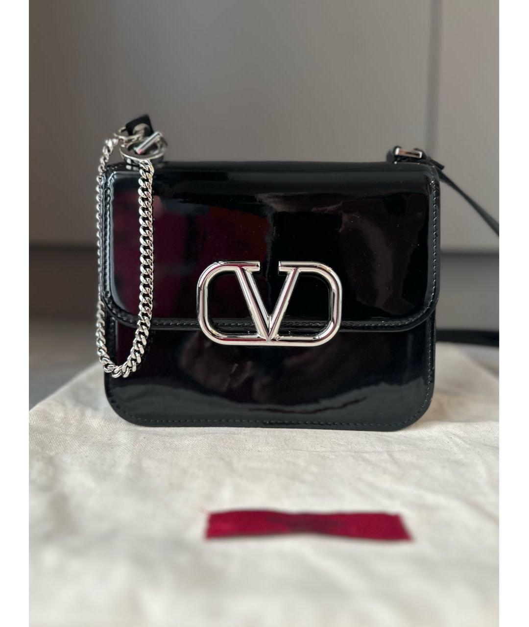 VALENTINO Черная сумка через плечо из лакированной кожи, фото 6