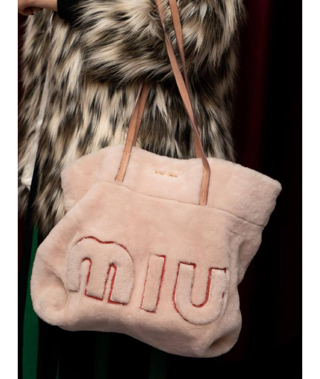 MIU MIU Розовая меховая сумка тоут, фото 2