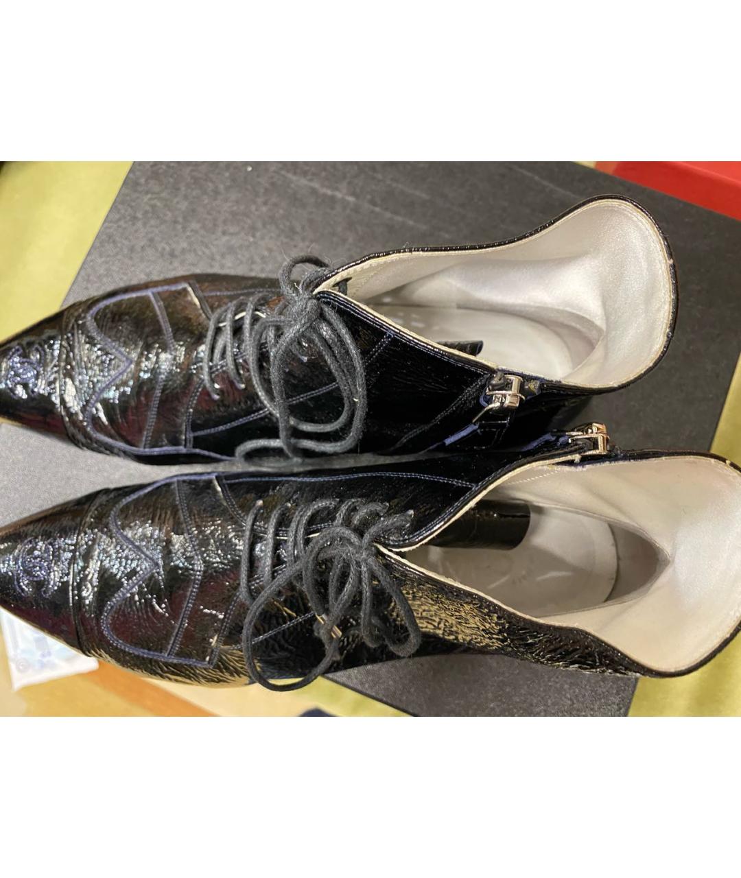 CHANEL Черные ботинки из лакированной кожи, фото 3