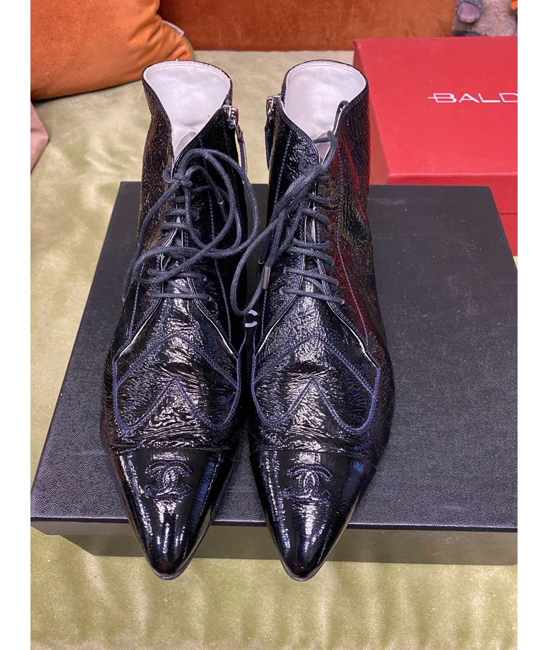 CHANEL Черные ботинки из лакированной кожи, фото 2