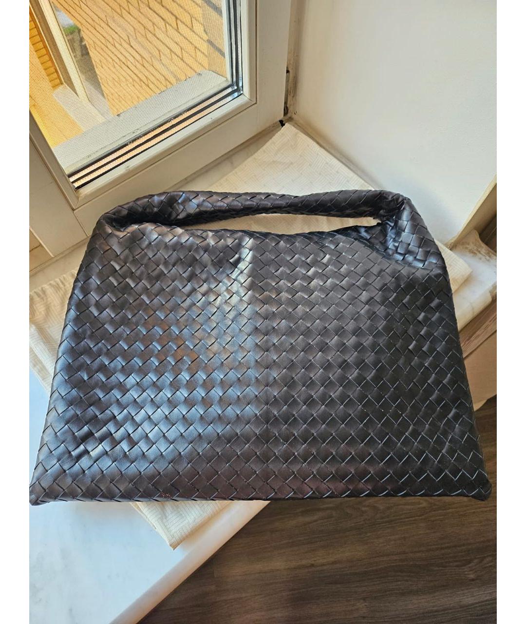 BOTTEGA VENETA Черная кожаная сумка с короткими ручками, фото 3