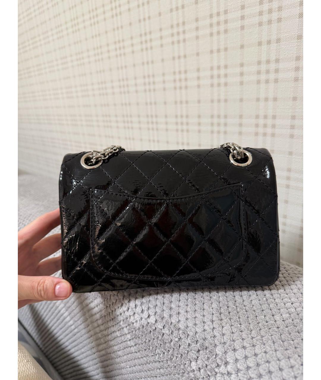 CHANEL Черная сумка через плечо из лакированной кожи, фото 2