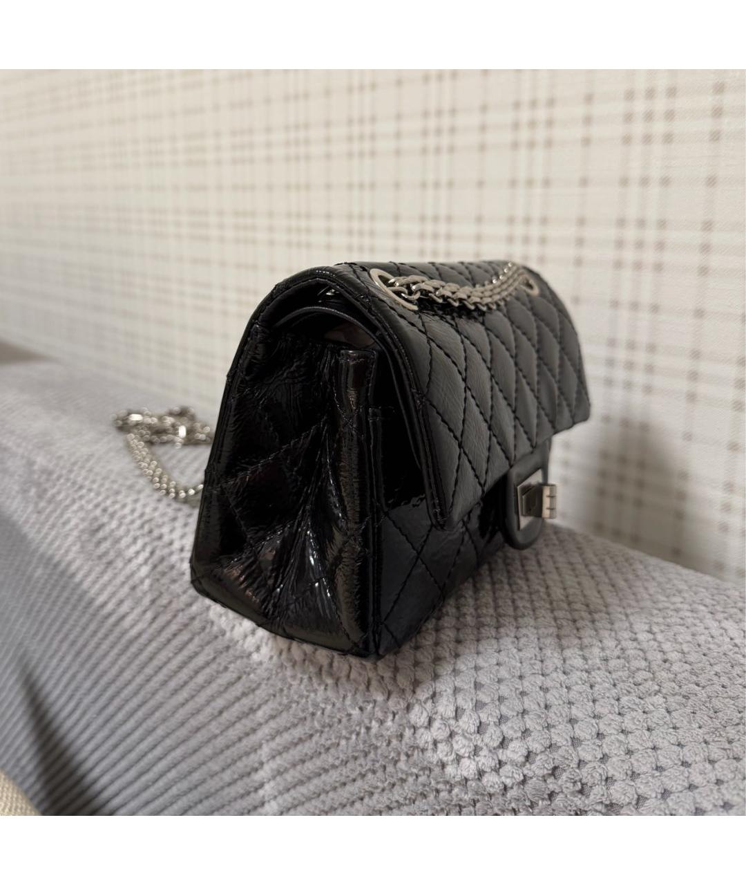 CHANEL Черная сумка через плечо из лакированной кожи, фото 3