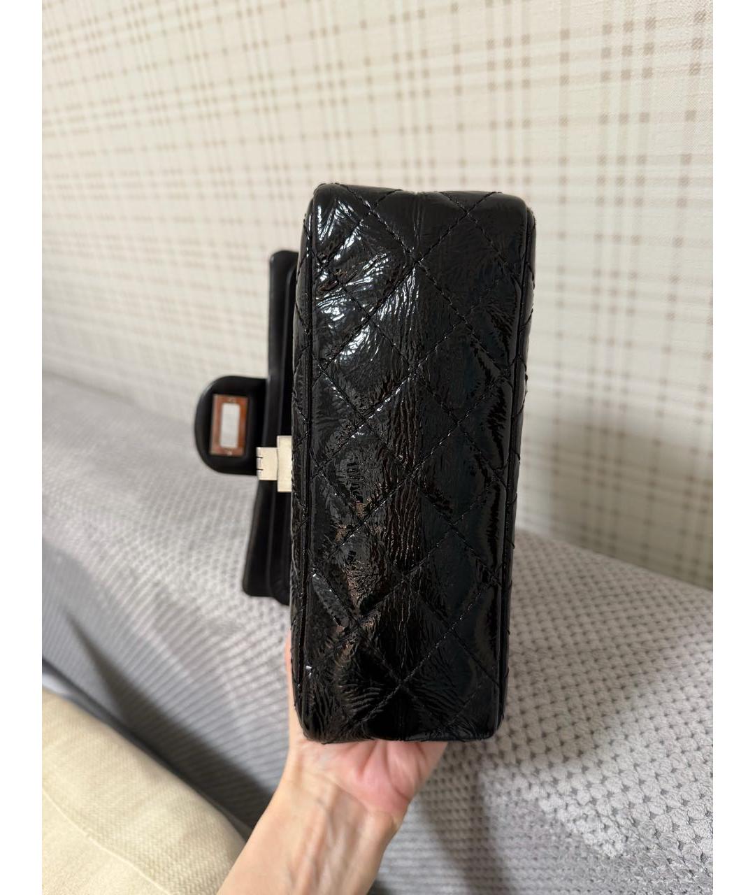 CHANEL Черная сумка через плечо из лакированной кожи, фото 5