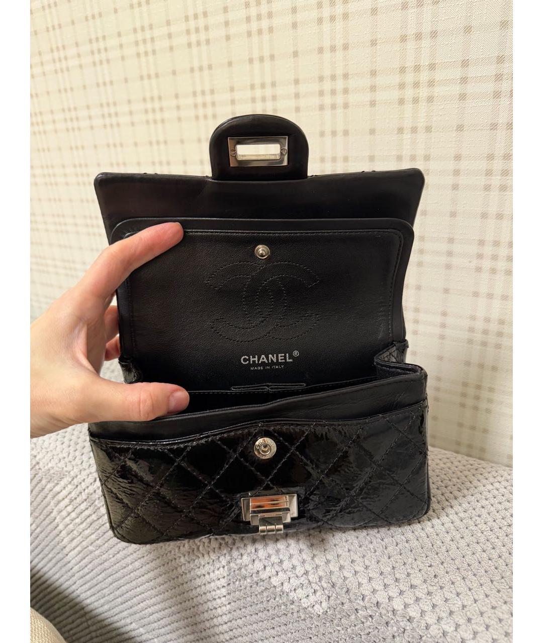 CHANEL Черная сумка через плечо из лакированной кожи, фото 4