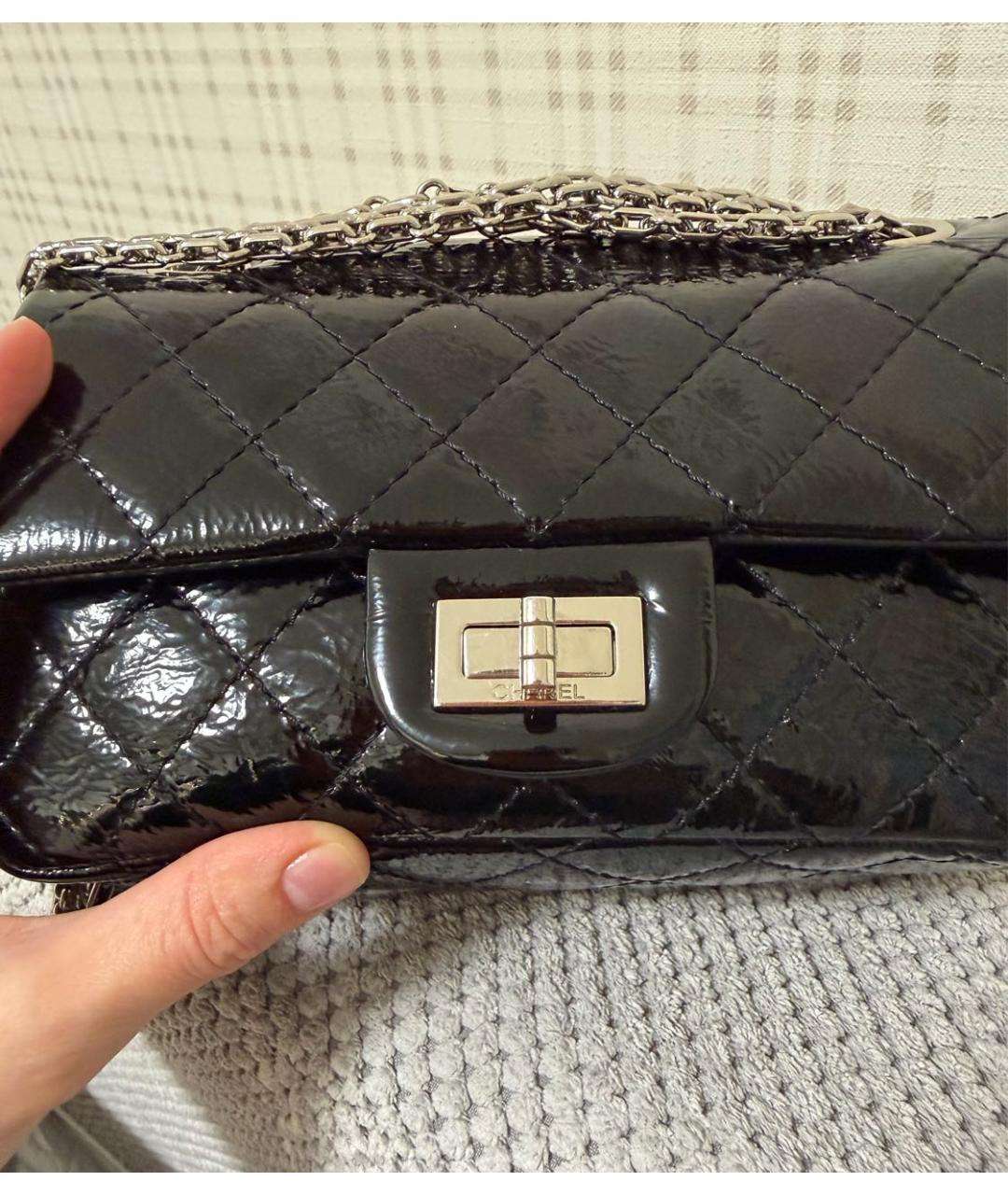 CHANEL Черная сумка через плечо из лакированной кожи, фото 6