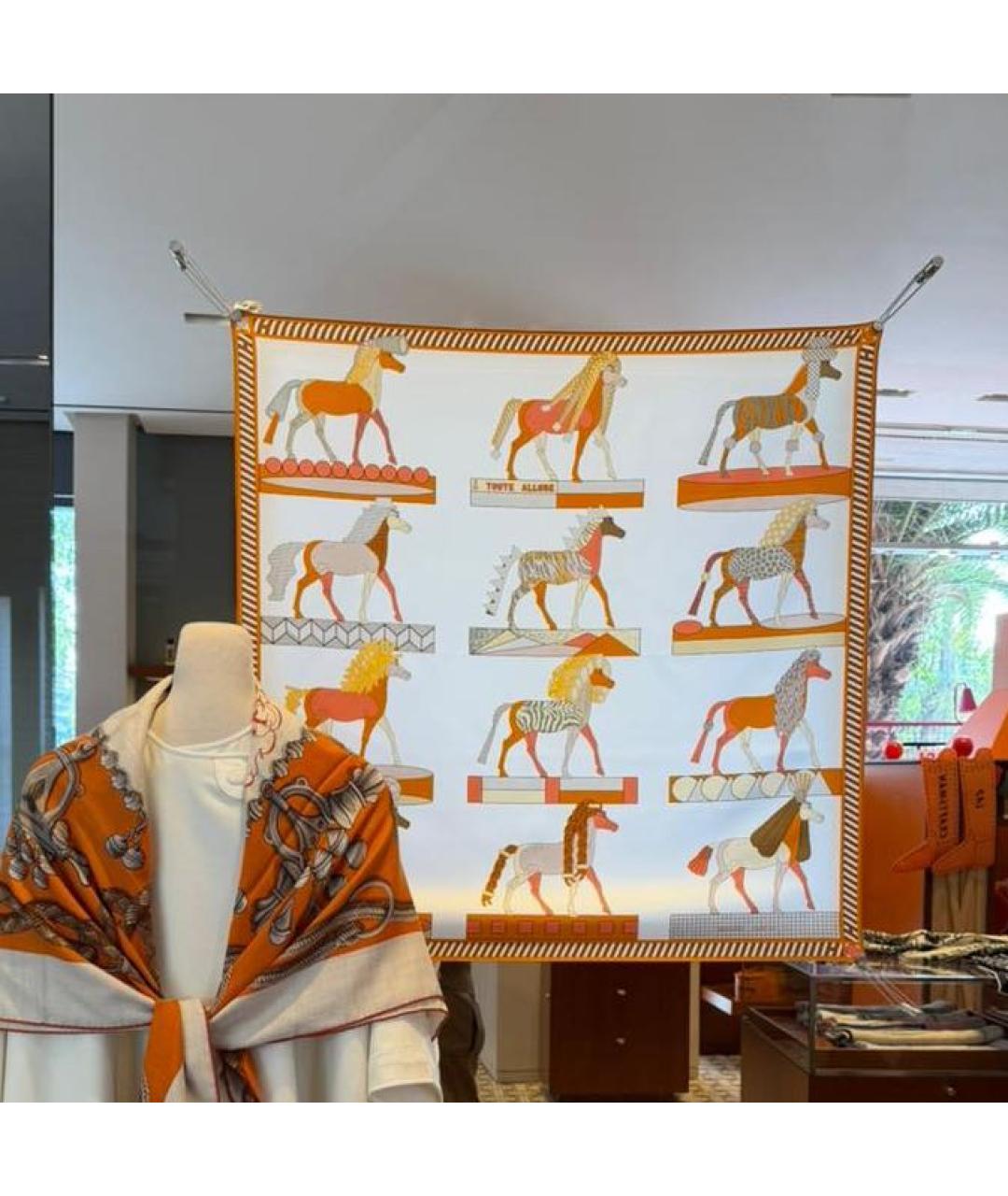 HERMES Бежевый шелковый платок, фото 2