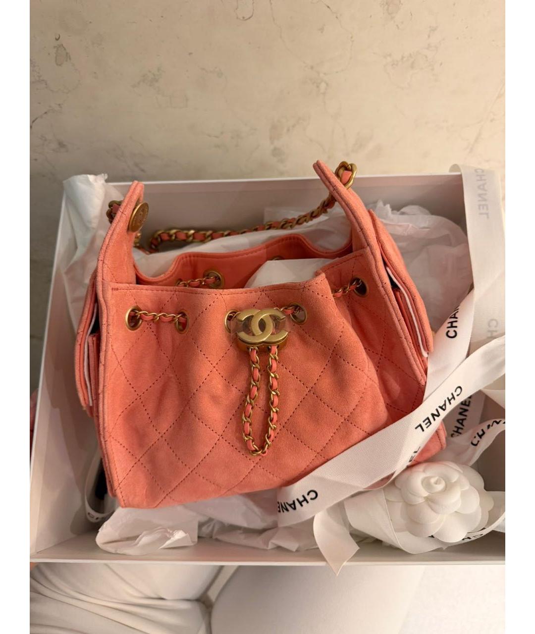 CHANEL Коралловая замшевая сумка с короткими ручками, фото 3