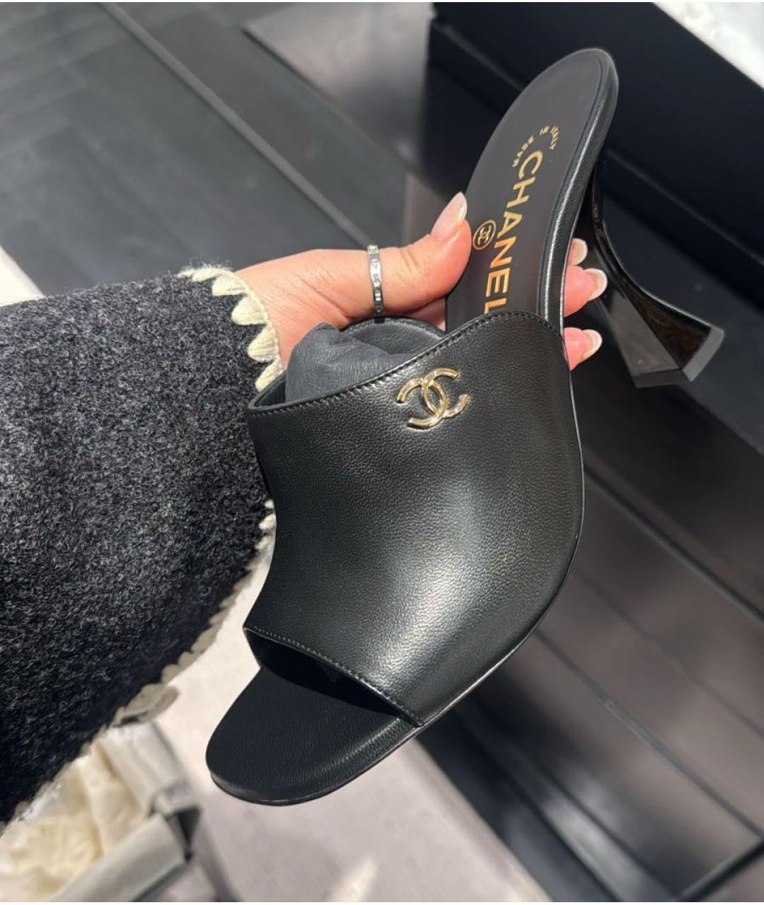 CHANEL Черные кожаные мюли, фото 4
