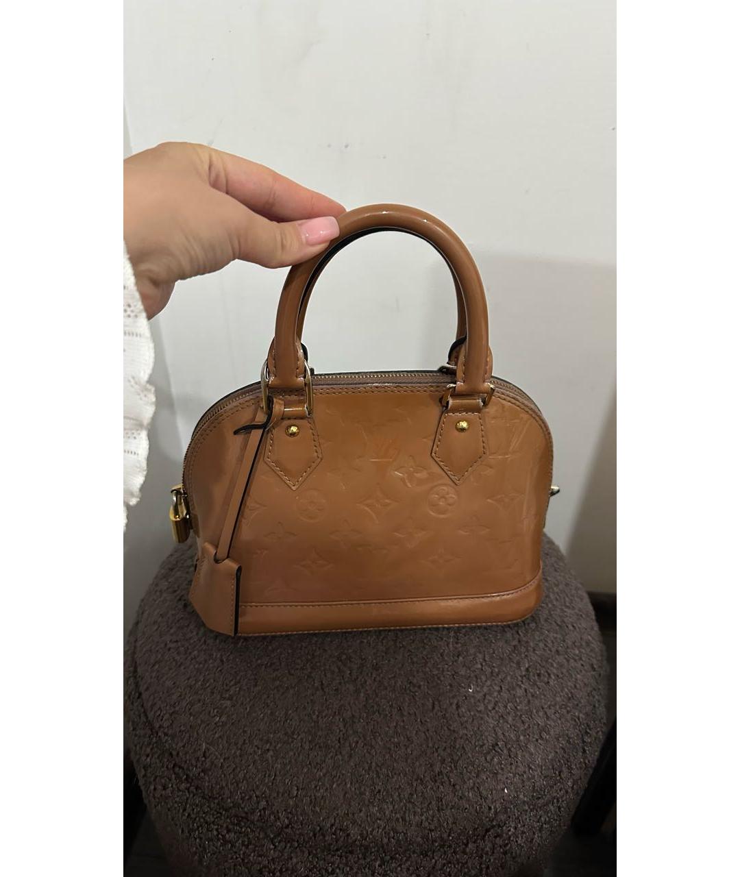 LOUIS VUITTON Бежевая сумка с короткими ручками из лакированной кожи, фото 3