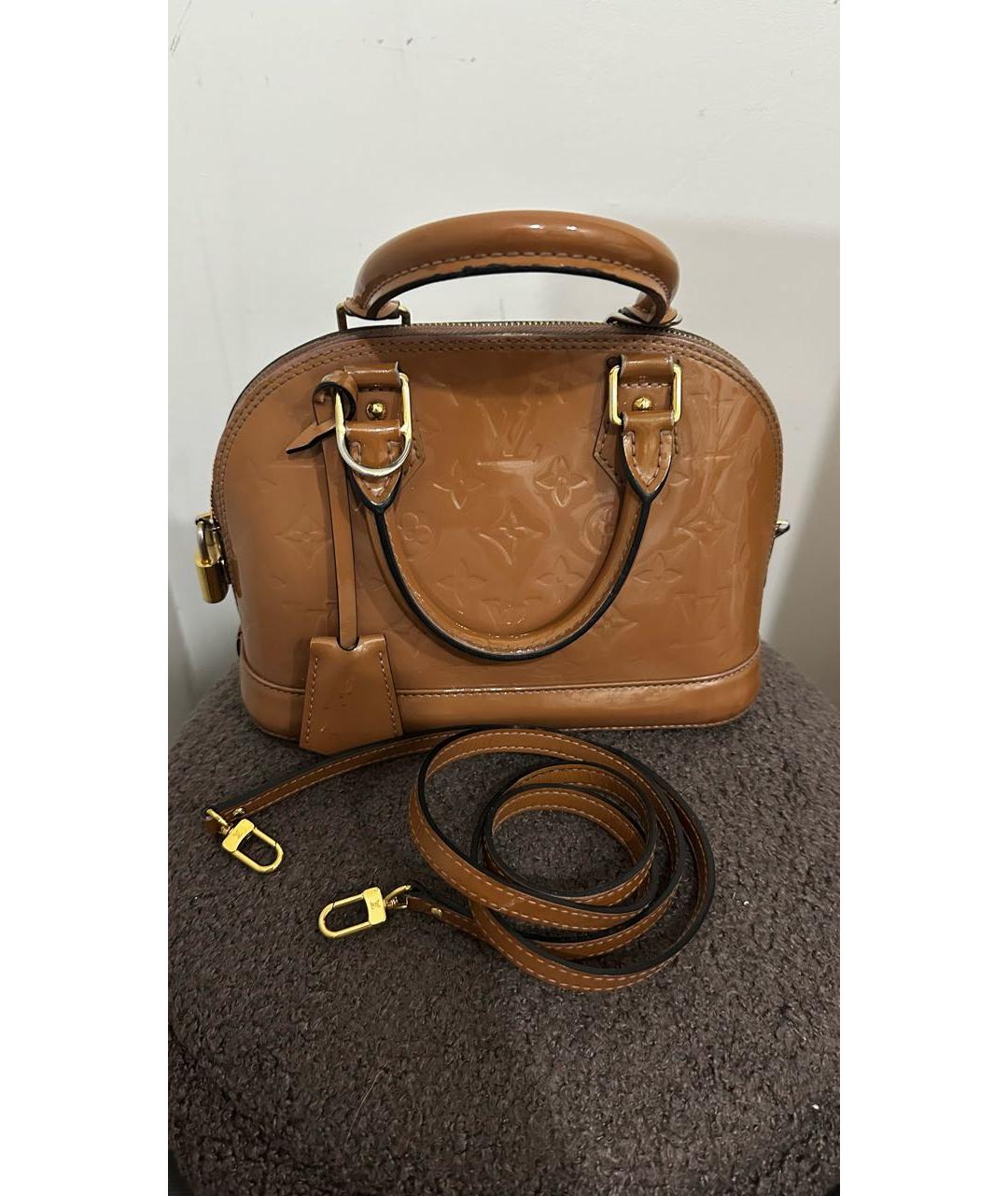 LOUIS VUITTON Бежевая сумка с короткими ручками из лакированной кожи, фото 2
