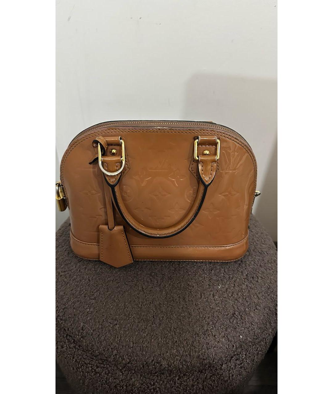 LOUIS VUITTON Бежевая сумка с короткими ручками из лакированной кожи, фото 4