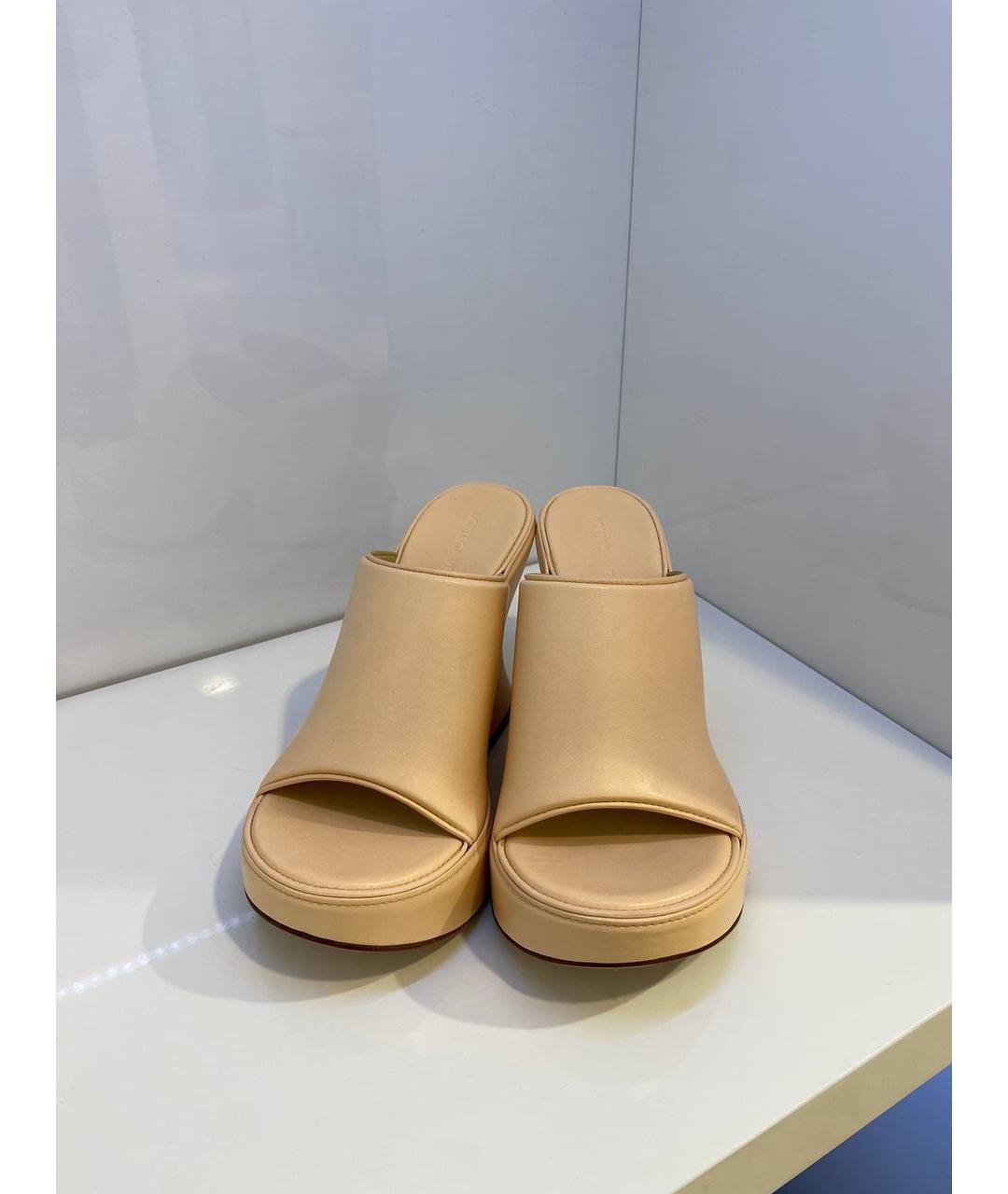 BOTTEGA VENETA Бежевые кожаные сабо, фото 3