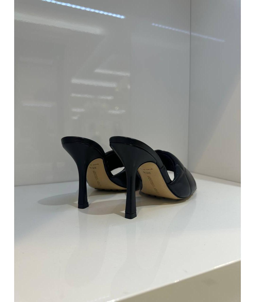 BOTTEGA VENETA Черные кожаные мюли, фото 4