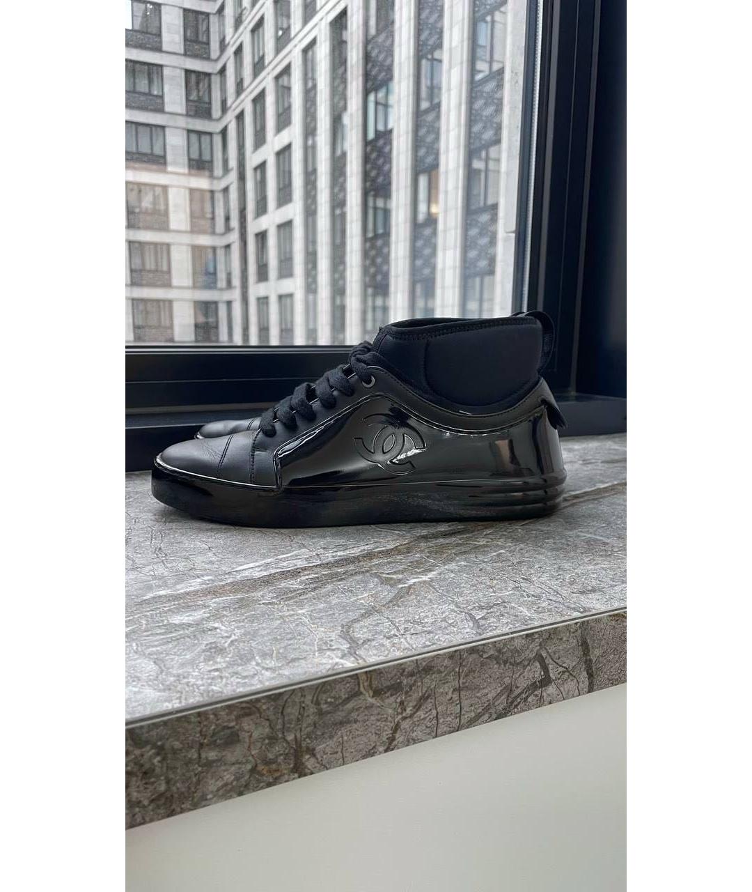 CHANEL Черные кроссовки из лакированной кожи, фото 6