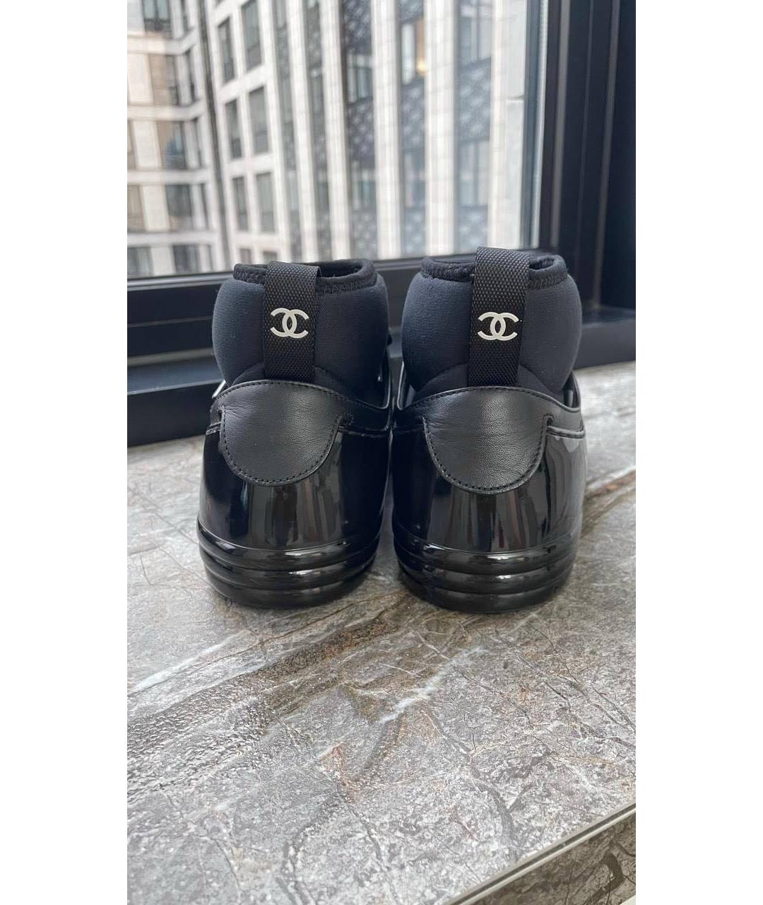 CHANEL Черные кроссовки из лакированной кожи, фото 4