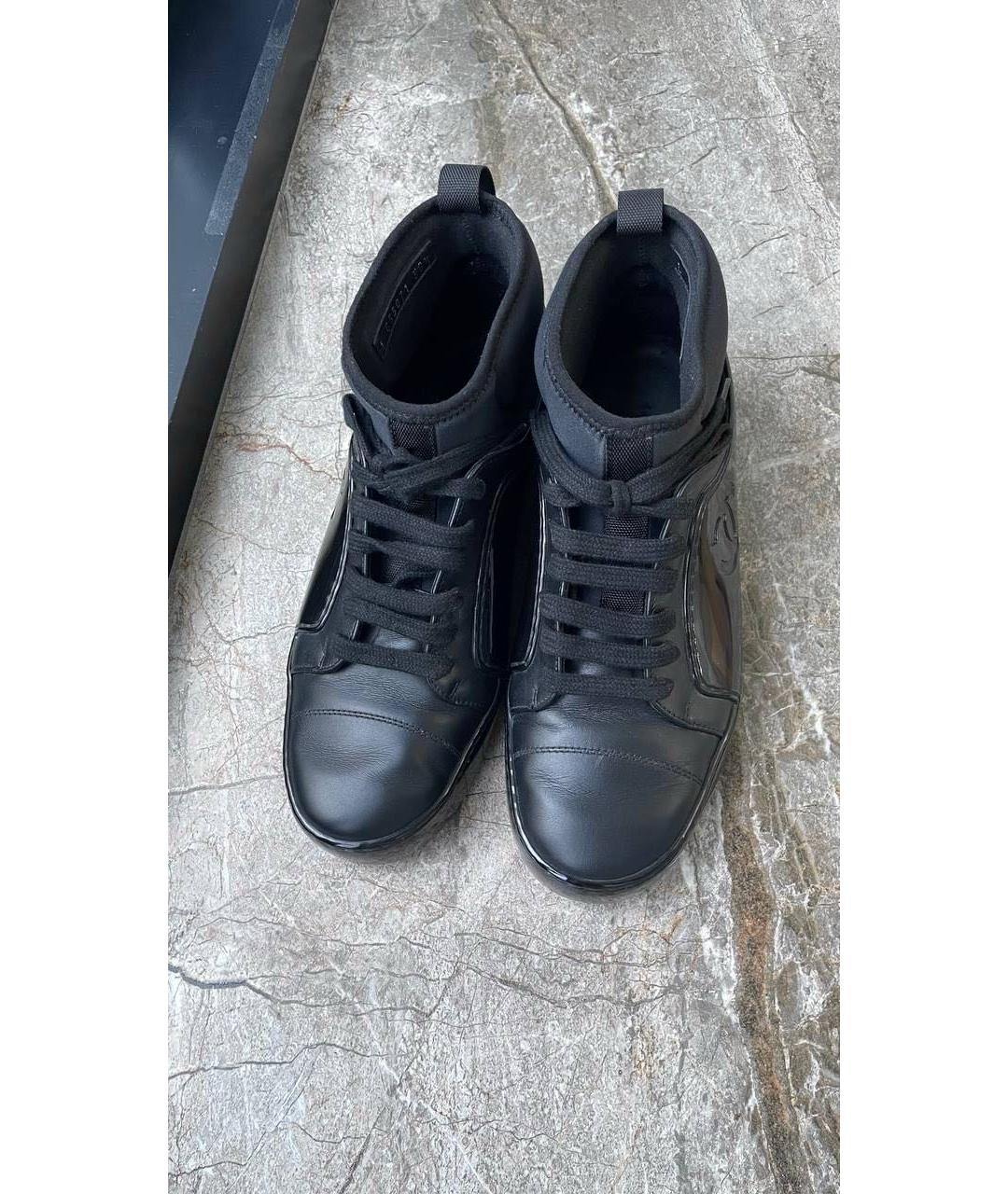 CHANEL Черные кроссовки из лакированной кожи, фото 3