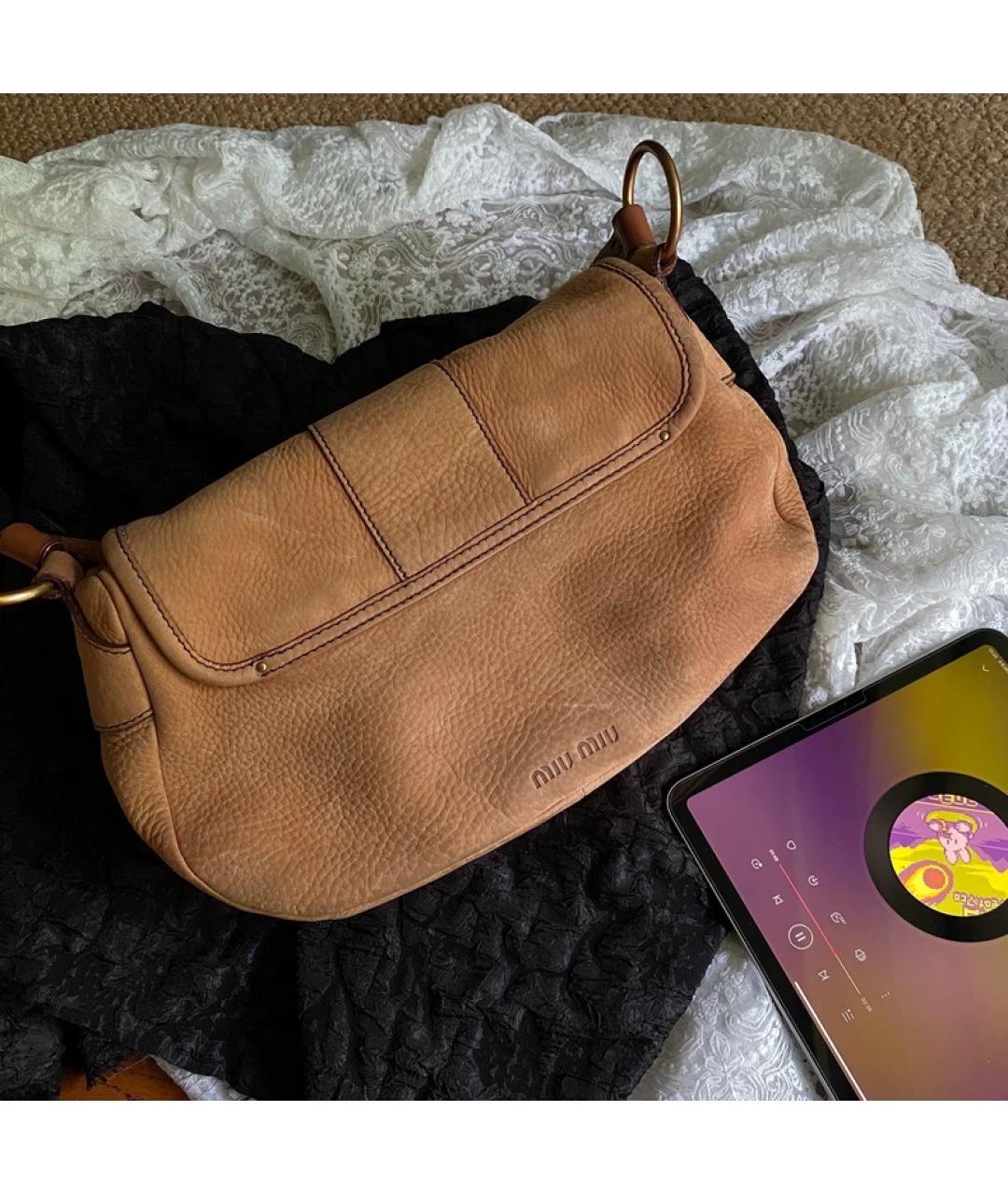 MIU MIU Бежевая замшевая сумка с короткими ручками, фото 3