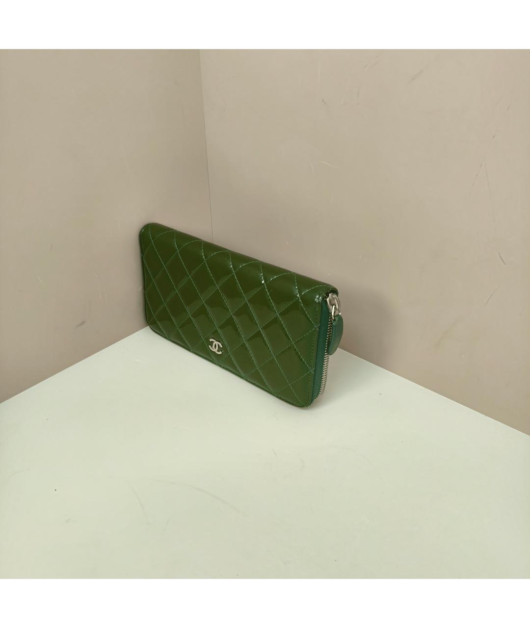 CHANEL Зеленый кошелек из лакированной кожи, фото 5