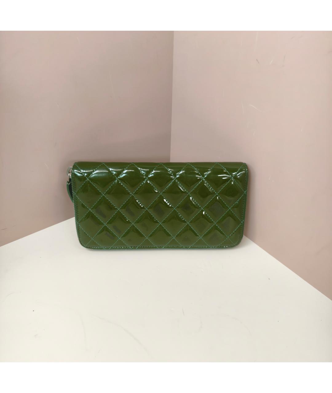 CHANEL Зеленый кошелек из лакированной кожи, фото 2