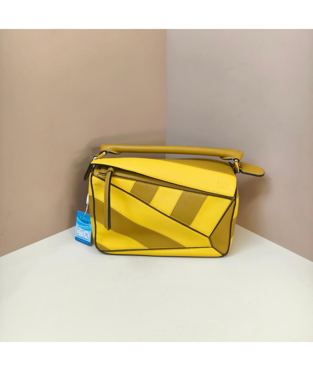 LOEWE Желтая кожаная сумка с короткими ручками, фото 9