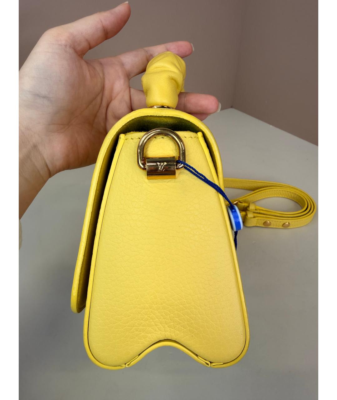 LOUIS VUITTON Желтая кожаная сумка с короткими ручками, фото 4