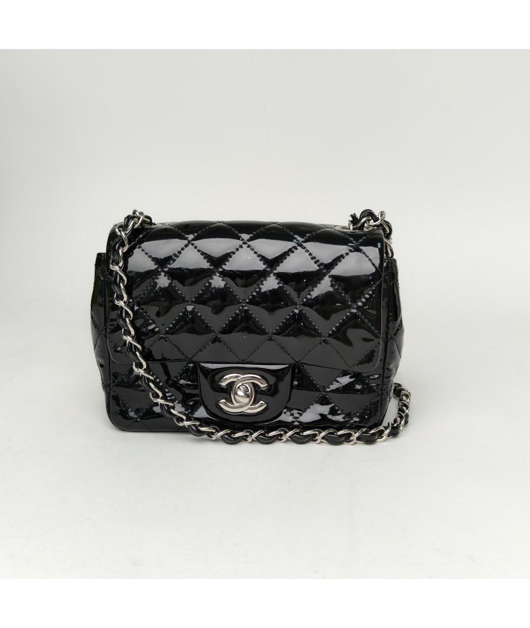 CHANEL Черная сумка через плечо из лакированной кожи, фото 2