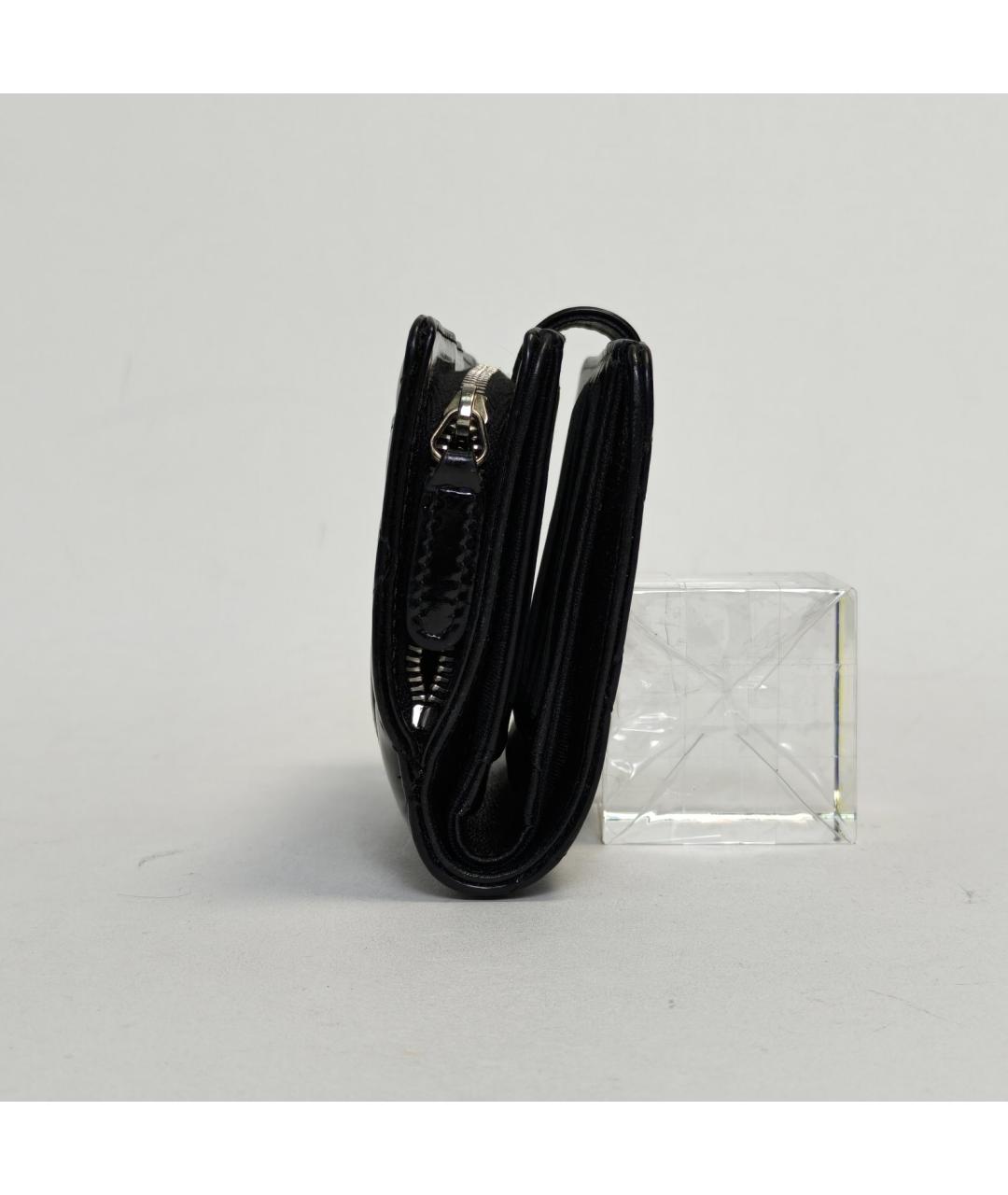 CHANEL Черный кошелек из лакированной кожи, фото 3
