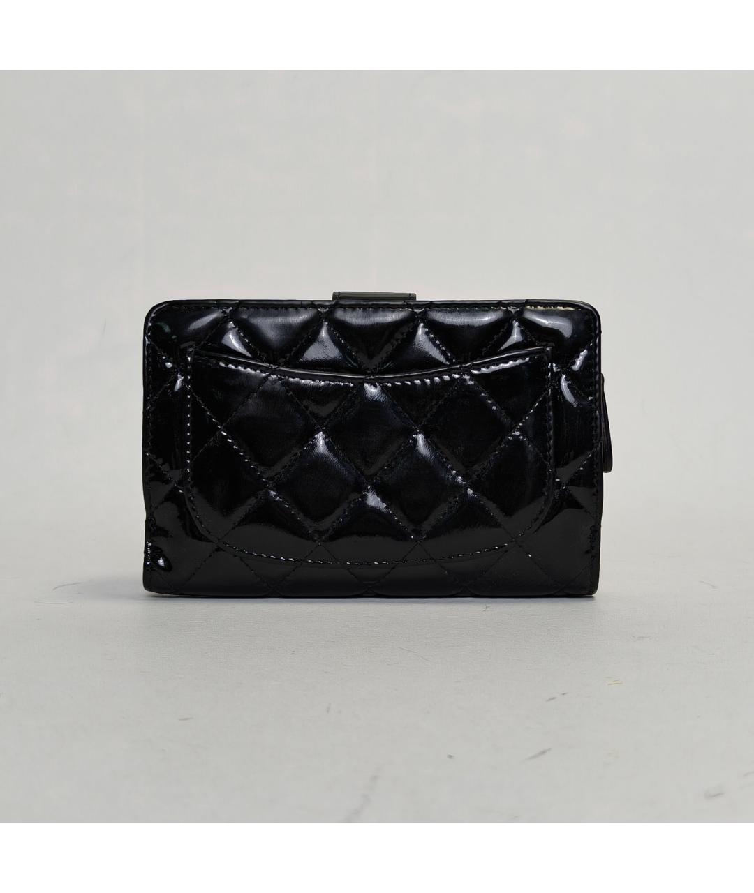 CHANEL Черный кошелек из лакированной кожи, фото 4