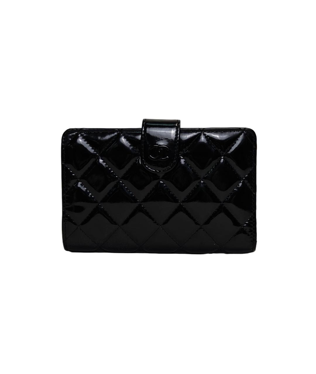 CHANEL Черный кошелек из лакированной кожи, фото 1