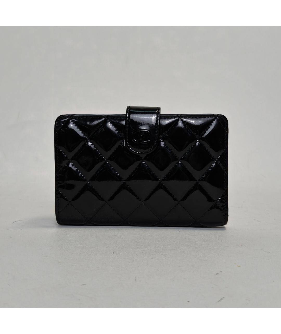 CHANEL Черный кошелек из лакированной кожи, фото 9
