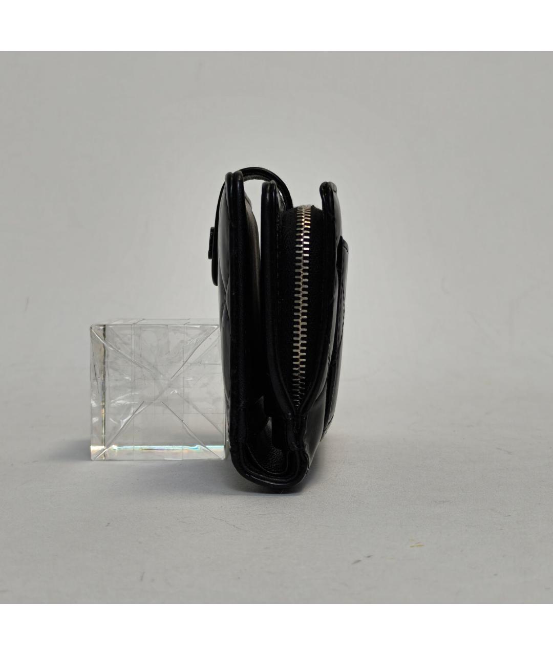 CHANEL Черный кошелек из лакированной кожи, фото 5