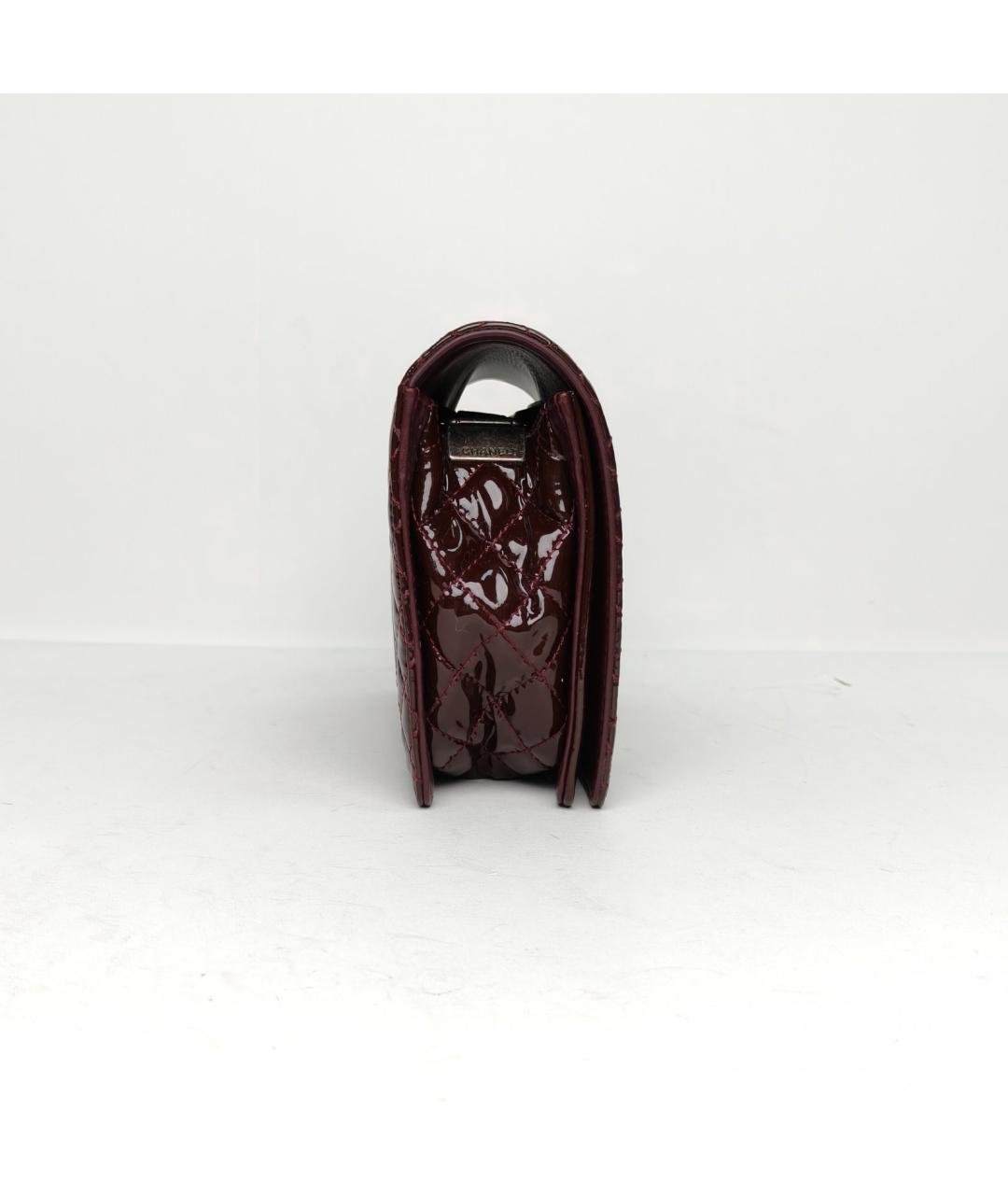 CHANEL Бордовая сумка через плечо из лакированной кожи, фото 5
