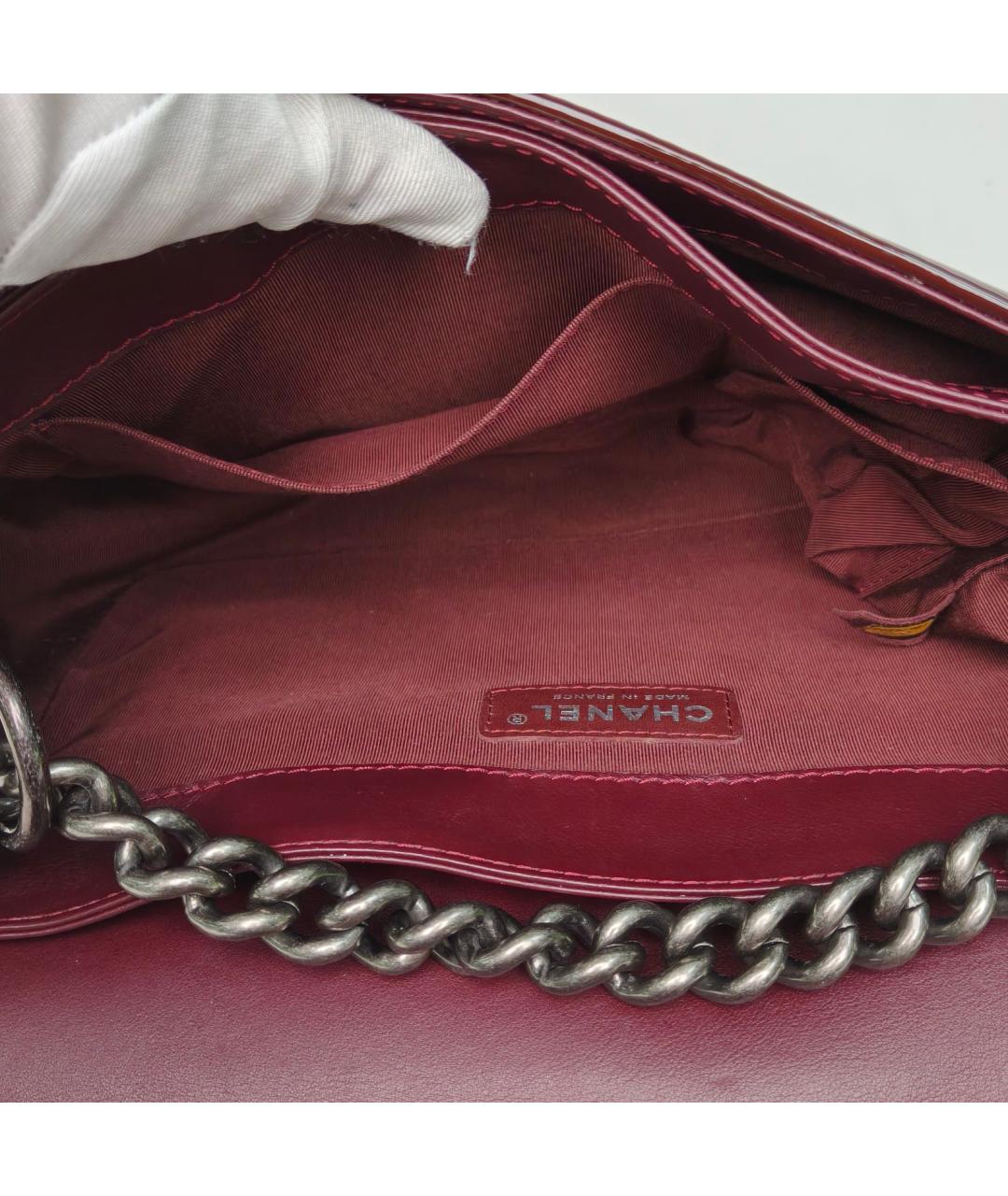 CHANEL Бордовая сумка через плечо из лакированной кожи, фото 7