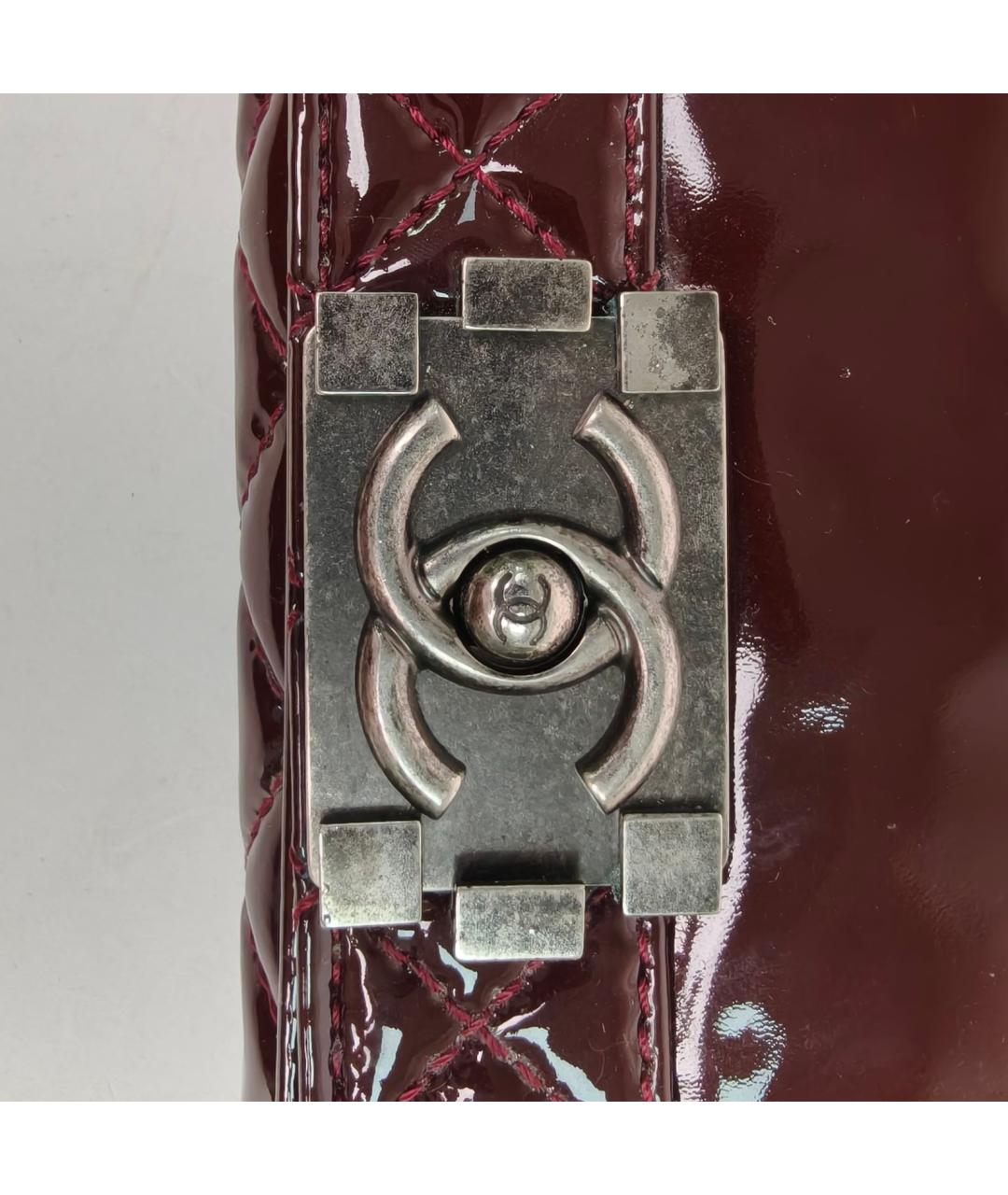 CHANEL Бордовая сумка через плечо из лакированной кожи, фото 8