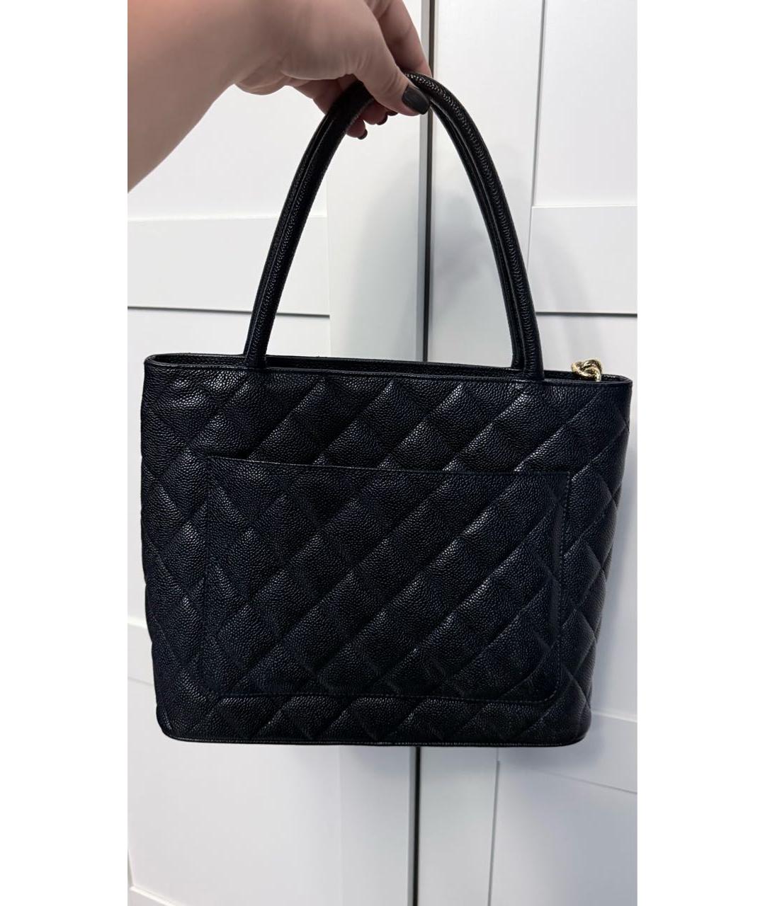 CHANEL Черная кожаная сумка с короткими ручками, фото 3