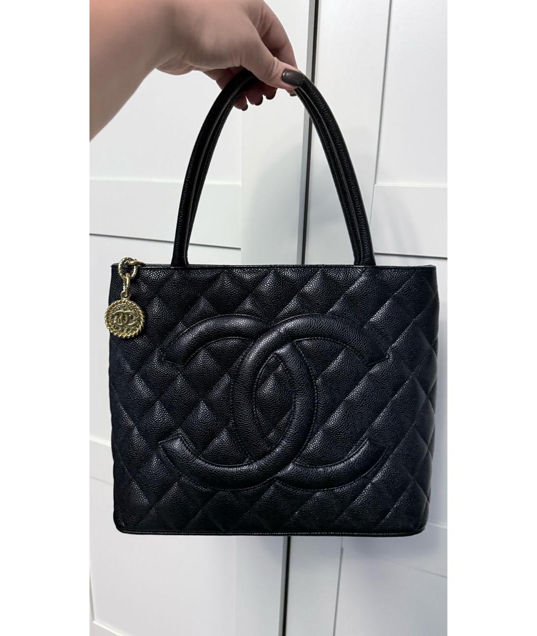 CHANEL Черная кожаная сумка с короткими ручками, фото 5