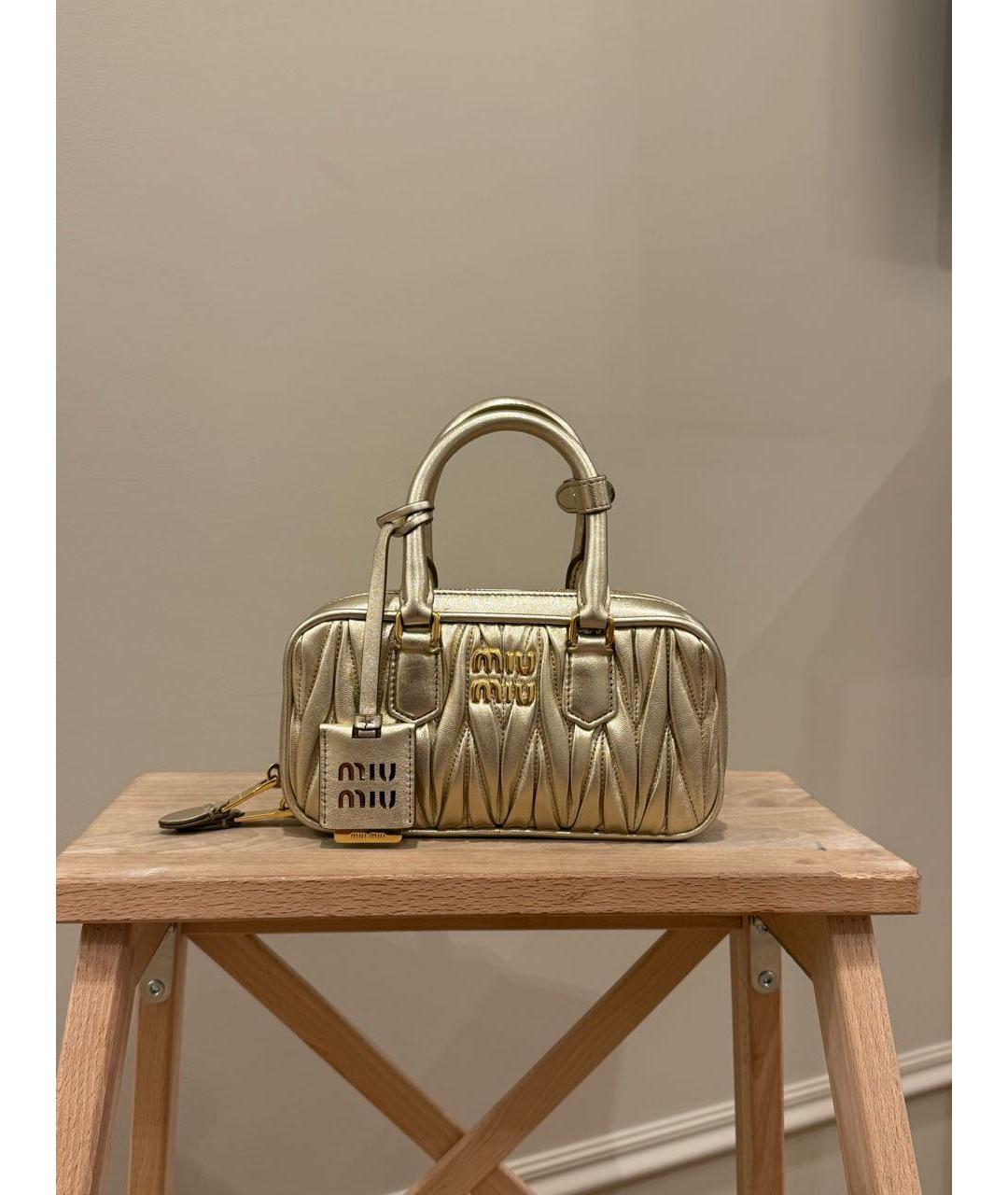 MIU MIU Золотая кожаная сумка с короткими ручками, фото 2