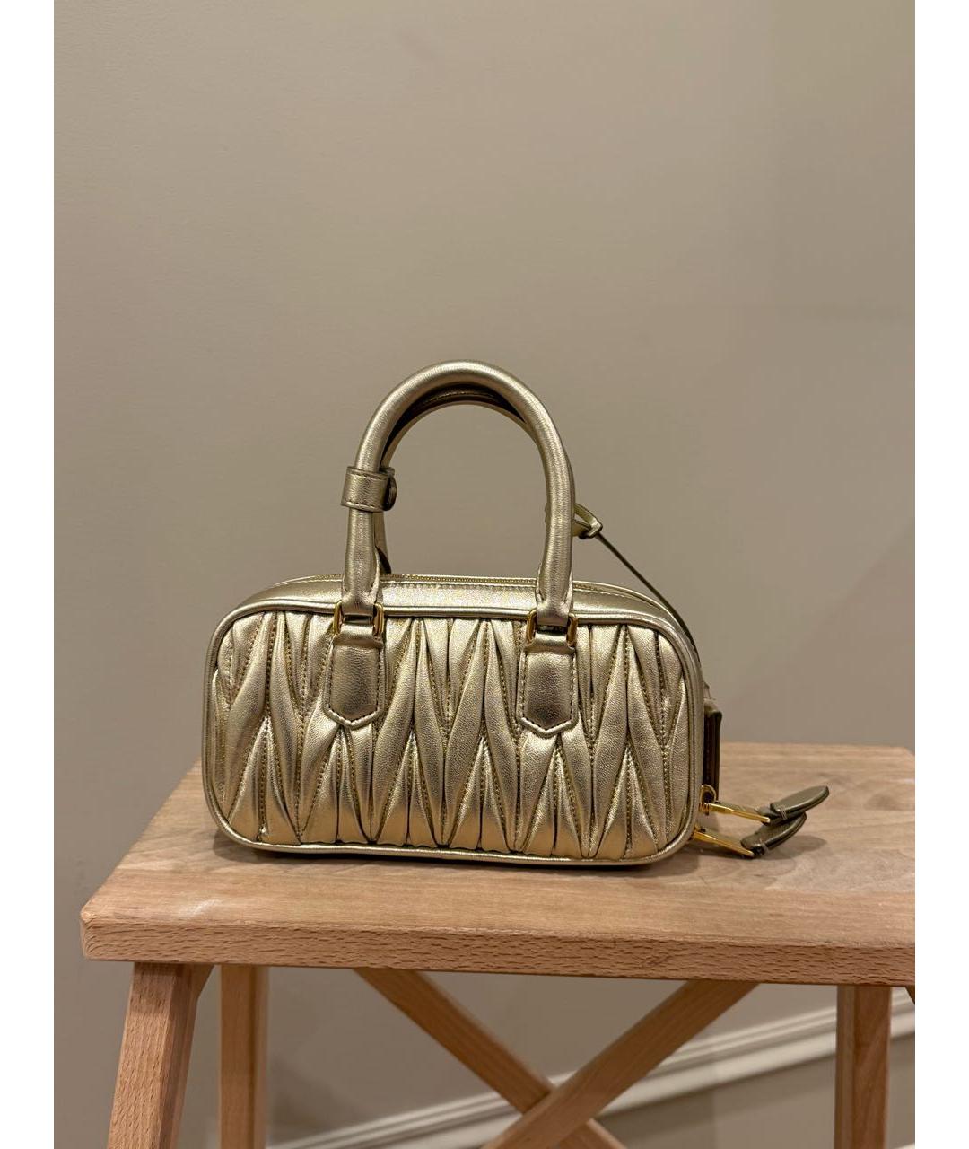 MIU MIU Золотая кожаная сумка с короткими ручками, фото 3