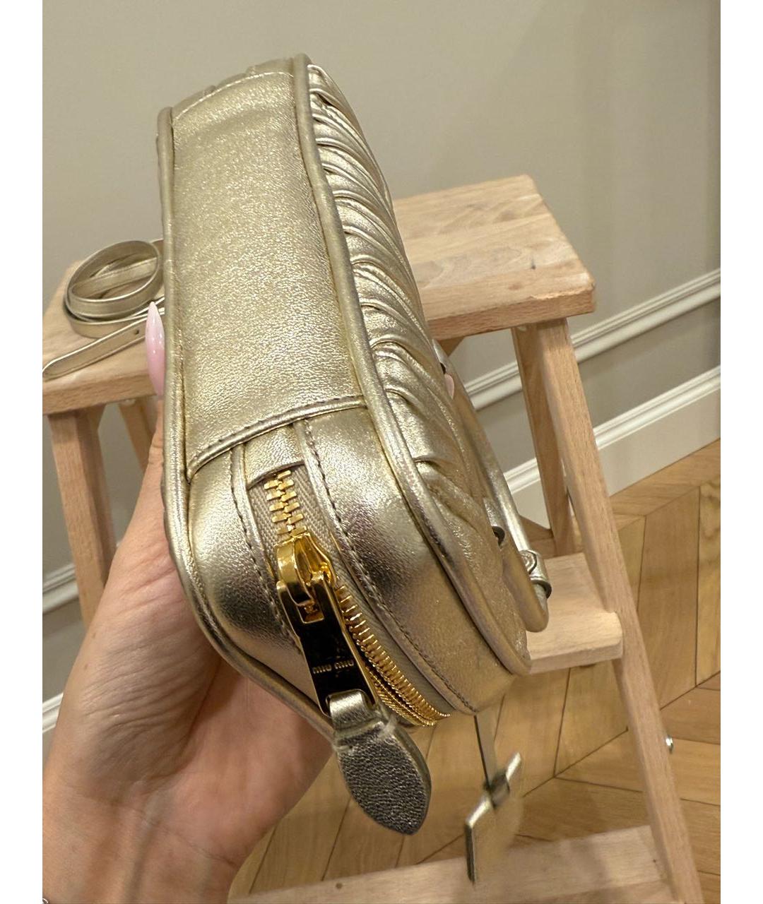 MIU MIU Золотая кожаная сумка с короткими ручками, фото 6