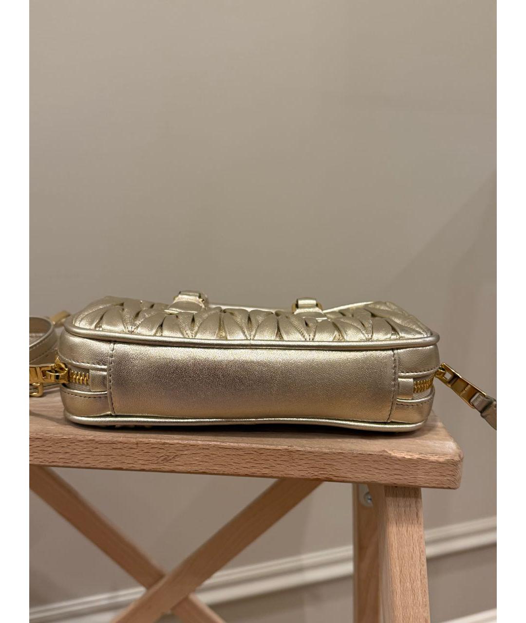 MIU MIU Золотая кожаная сумка с короткими ручками, фото 4