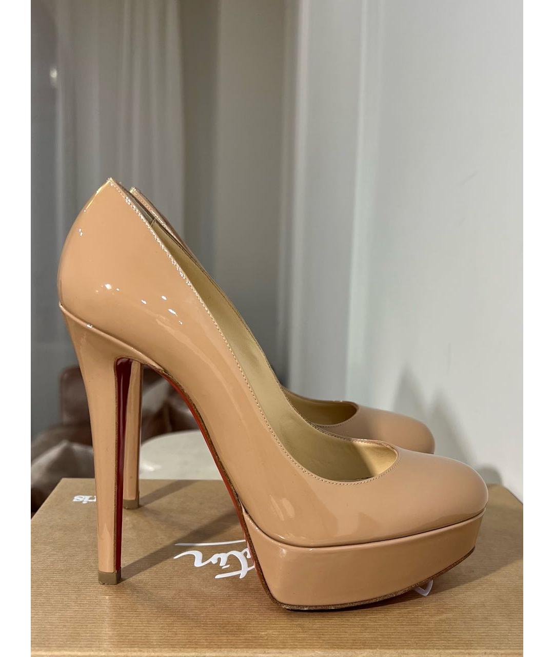 CHRISTIAN LOUBOUTIN Бежевые туфли из лакированной кожи, фото 2