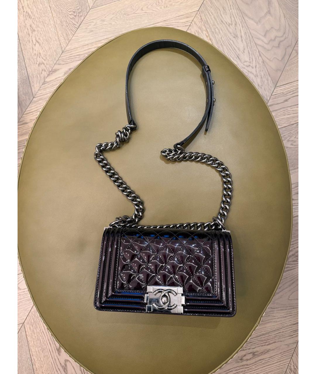 CHANEL Черная сумка через плечо из лакированной кожи, фото 3