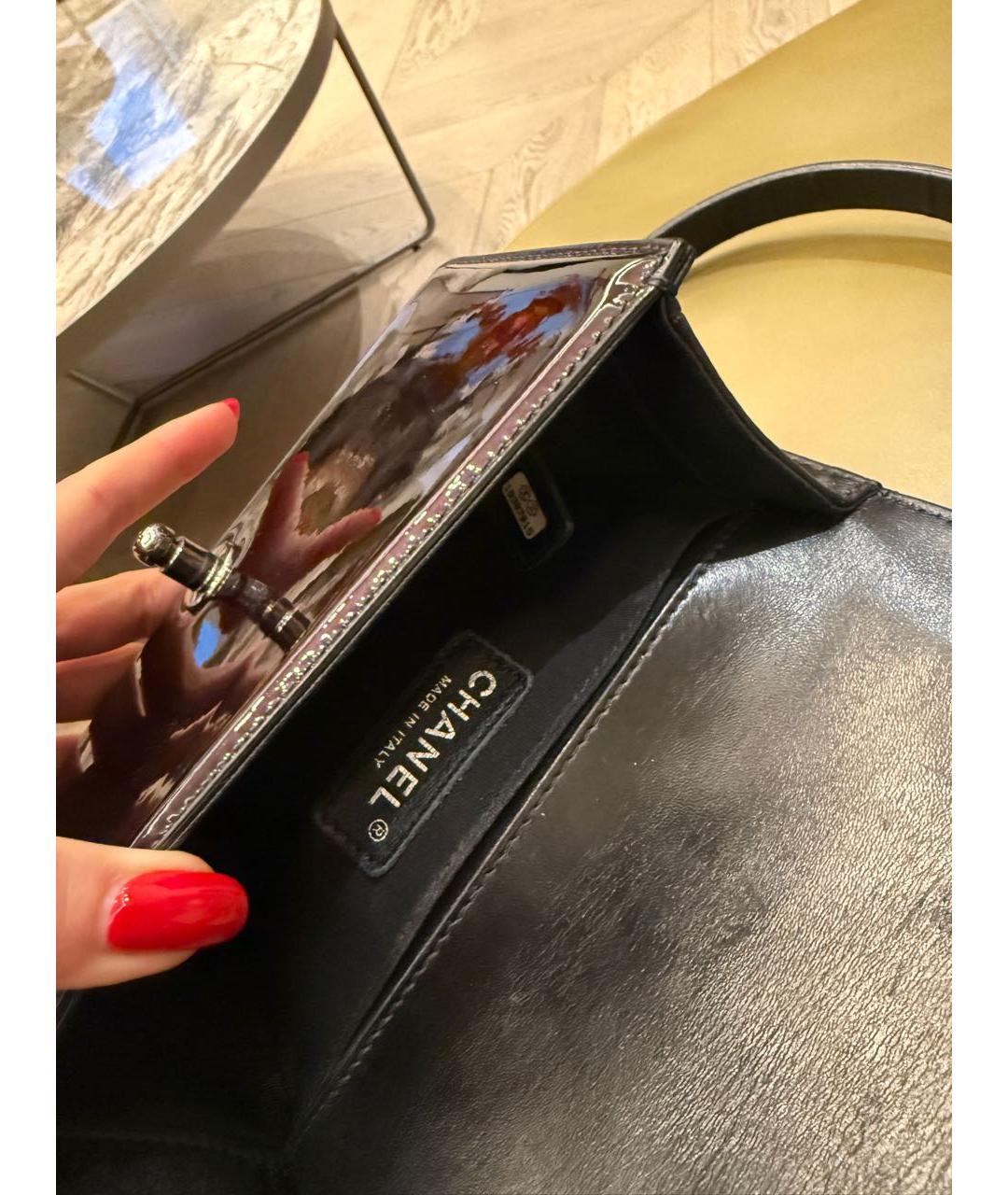CHANEL Черная сумка через плечо из лакированной кожи, фото 8
