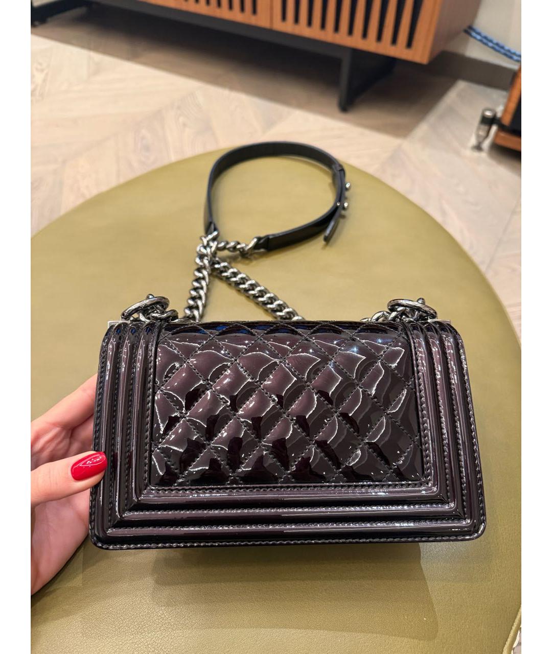 CHANEL Черная сумка через плечо из лакированной кожи, фото 4