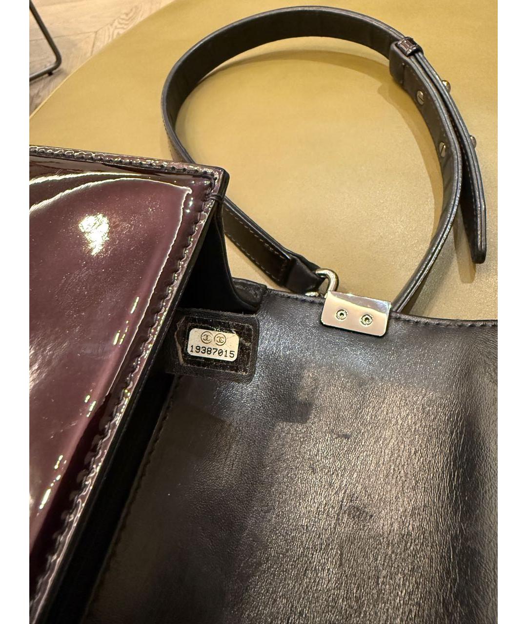 CHANEL Черная сумка через плечо из лакированной кожи, фото 7